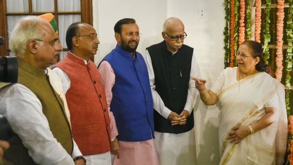 सुमित्रा महाजन को जारी किया गया पूर्व एमपी कार्ड 