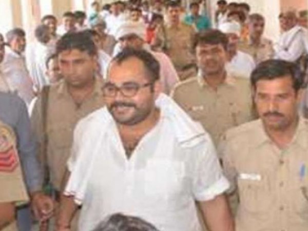 20 लोगों को पकड़ा