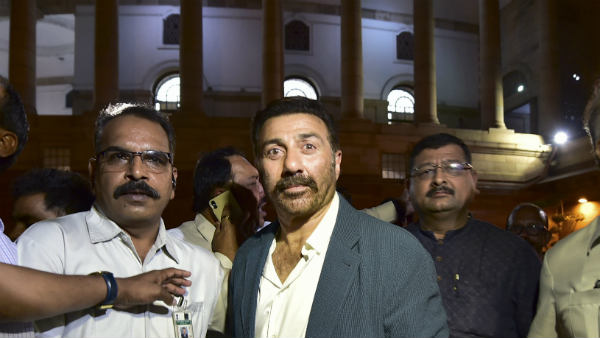 मंगलवार को ही देओल ने ली है शपथ