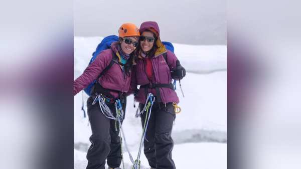 गुजरात से पहली बार दो सगी बहनें एवरेस्ट की चोटी पर चढ़ीं