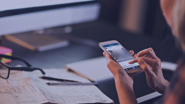 महिला ने अपने पति को दे दिया मोबाइल