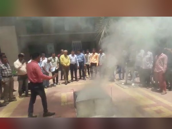 फायर बॉल का डेमोस्ट्रेशन, ऐसे बुझाई आग