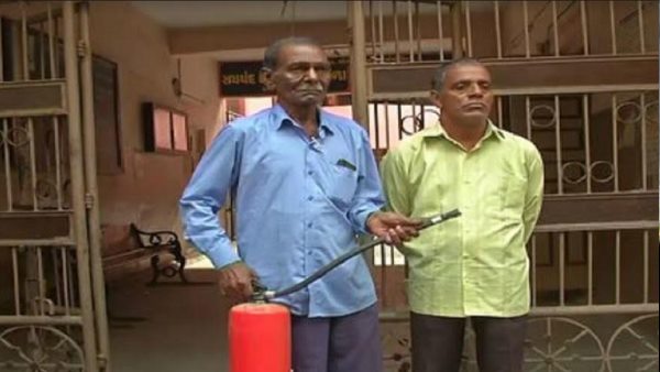 a-76-year-old-man-saved-surat-school-from-fire