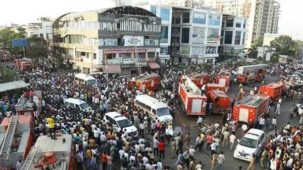 इधर, बच्चों को गार्डन में पढ़ाने ले आया शिक्षक