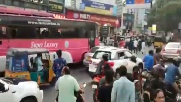 लोग मोबाइल फोन से वीडियो बना रहे थे, पर नहीं आया कोई बचाने लोग मोबाइल फोन से वीडियो बना रहे थे, पर नहीं आया कोई बचाने