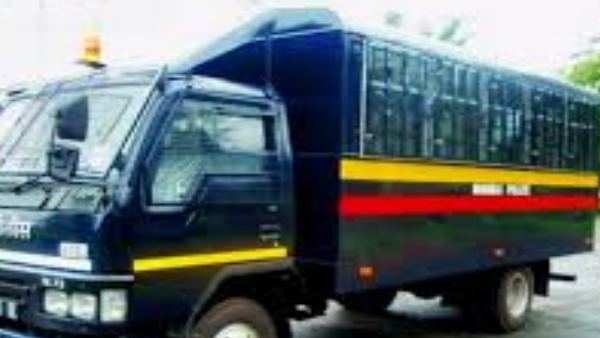 धूप से बचने को कार में घुसा और...