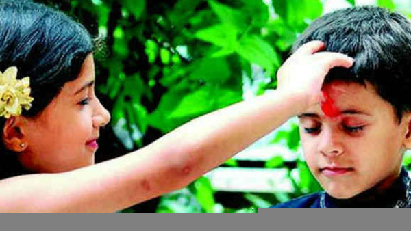 केसर मिलाकर माथे पर तिलक करें केसर मिलाकर माथे पर तिलक करें