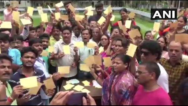 टीएमसी ने प्रधानमंत्री को भेजे 10,000 पोस्टकार्ड