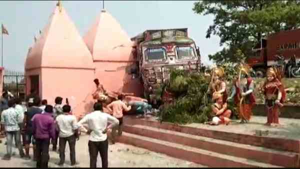 people capture driver after truck entered in the temple people capture driver after truck entered in the temple