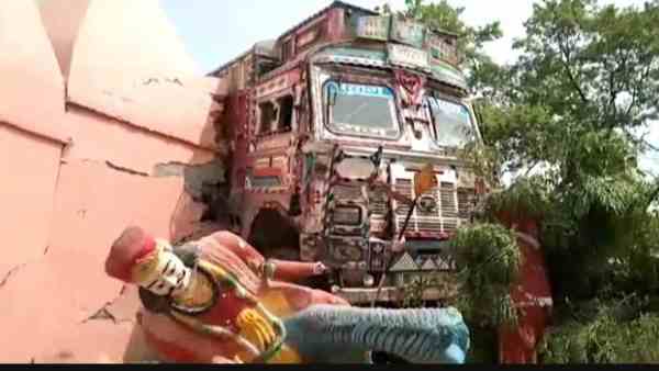 people capture driver after truck entered in the temple people capture driver after truck entered in the temple