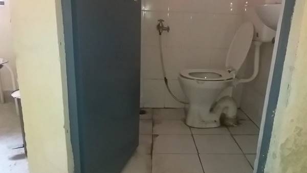 दो साल की बच्ची को प्यास लगी तो टॉयलेट का पानी पिलाया