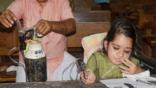 ऑक्सीजन सिलेंडर के साथ दी UPSC की परीक्षा