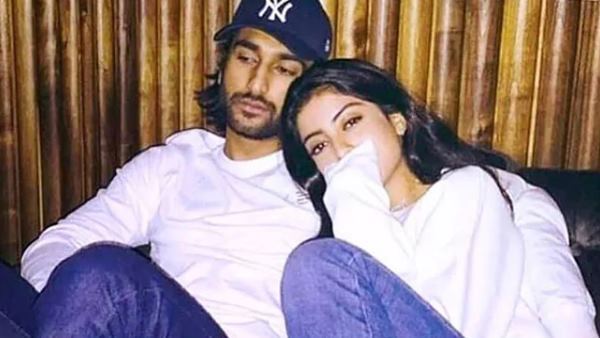 मां के साख ब्रांड का प्रमोशन करती दिखीं नव्या