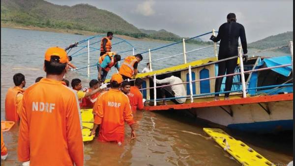 गुजरात में चक्रवात वायु से निपटने के लिए NDRF की 26 टीमें तैनात गुजरात में चक्रवात वायु से निपटने के लिए NDRF की 26 टीमें तैनात