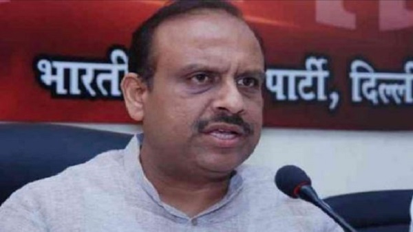 बदमाशों ने मौका देखकर शोभा के बैग पर हाथ साथ कर दिया बदमाशों ने मौका देखकर शोभा के बैग पर हाथ साथ कर दिया