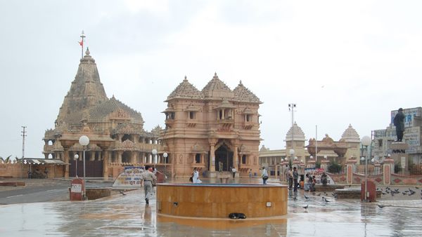 लोग देते हैं शुभकामनाएं