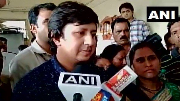 पिटाई के बाद अधिकारी आईसीयू में भर्ती