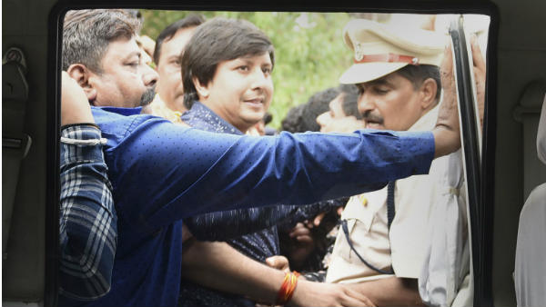 बीजेपी विधायक की गुंडागर्दी के विरोध में नगर निगम के कर्मचारियों ने किया प्रदर्शन