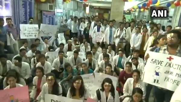 मारपीट के विरोध में हड़ताल पर हैं डॉक्टर