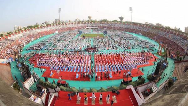 10 हजार से ज्यादा छात्रों ने अपने स्वामी के साथ योगा किया