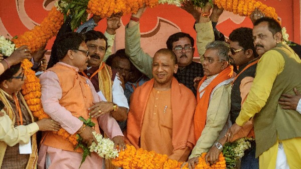 आदित्यनाथ का असली नाम अजय सिंह बिष्ट है