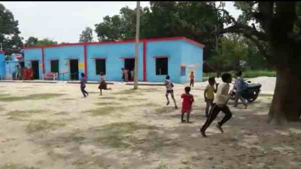 तीन बच्चों को स्कूल से निकाल दिया