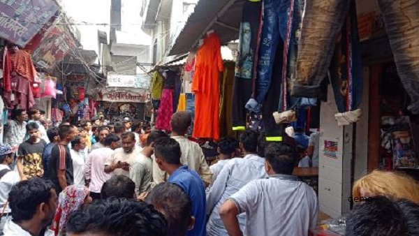 सेल्समैन ने ग्राहक के साथ आई युवतियों को दी गालियां