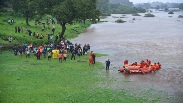 ndrf tean help stuck passengers of mahalaxmi express in badlapur, see images