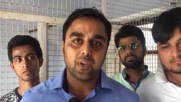 दूर-दूर से आते हैं घायल पक्षी