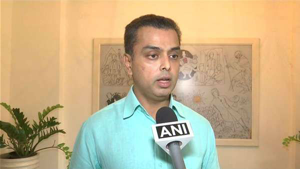 Mumbai Congress president Milind Deora on Sunday announced his resignation from the post and said he was looking forward to playing a role at the national level to help stabilise the party. Mumbai Congress president Milind Deora on Sunday announced his resignation from the post and said he was looking forward to playing a role at the national level to help stabilise the party.