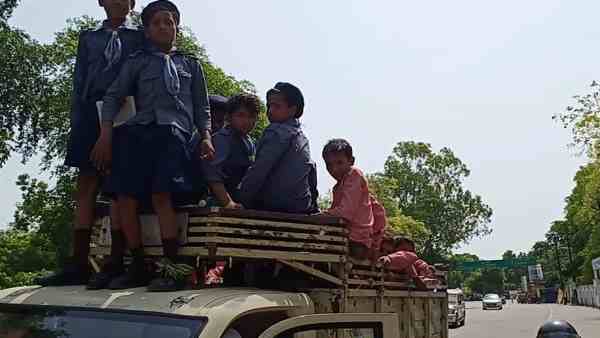भेड़-बकरियों की तरह लोडर में ठूंसा