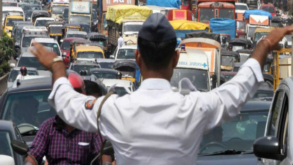  गाड़ी चलाते वक्त फोन पर बात करने पर लगेगा 5000 रुपए का जुर्माना