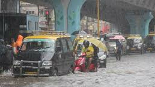 Live: मुंबई एयरपोर्ट पर 54 फ्लाइट्स को डायवर्ट किया गया