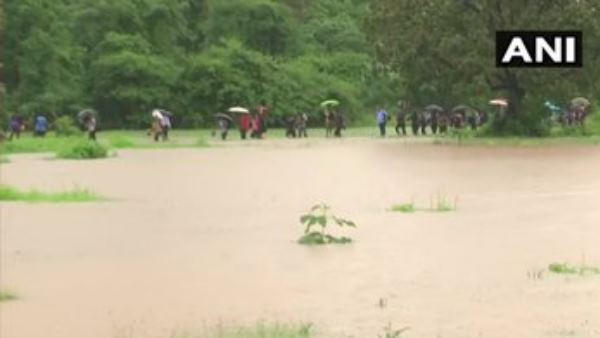 ndrf tean help stuck passengers of mahalaxmi express in badlapur, see images