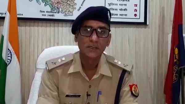 पत्नी बच गई, बेटियों की मिली लाश