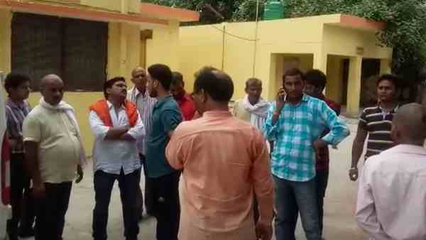 safari car overturned after tyre busted, two died