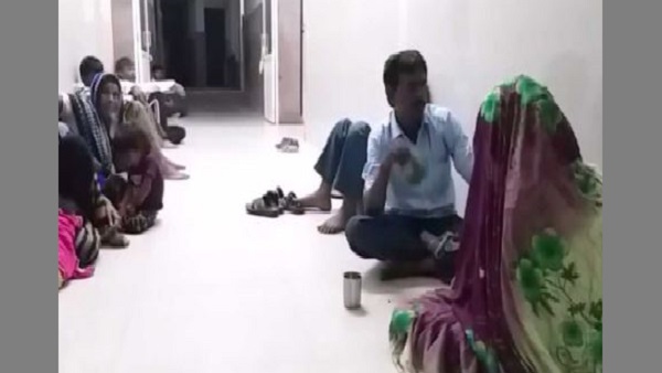 सांप के काटने के बाद इलाज के लिए अस्पताल में आई थी महिला सांप के काटने के बाद इलाज के लिए अस्पताल में आई थी महिला