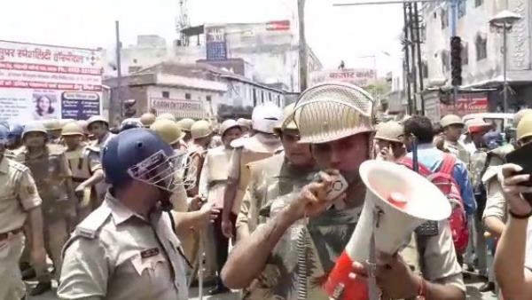 stone pelting in agra against mob lynching