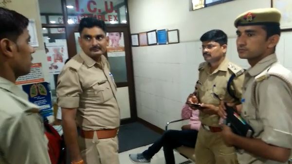 फोटो खिंचवाने के चक्कर में खुला लॉक, चल गई गोली