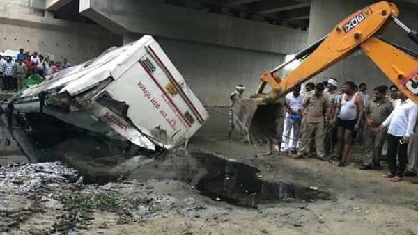 शवों के उपर से चढ़कर लोग बाहर निकले