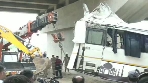 हाई स्पीड में थी बस और ड्राइवर को आ गई नींद