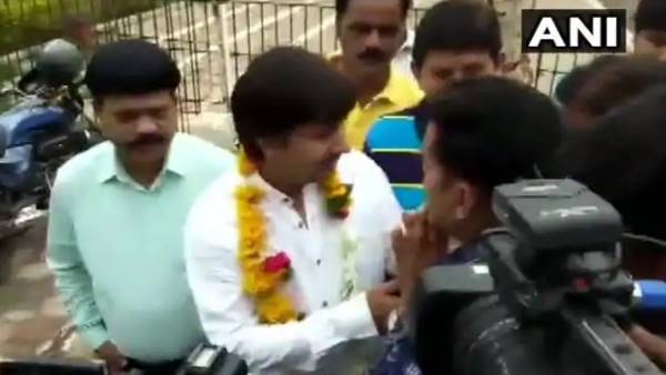 मिठाई खिलाते हुए नजर आए थे स्थानीय नेता