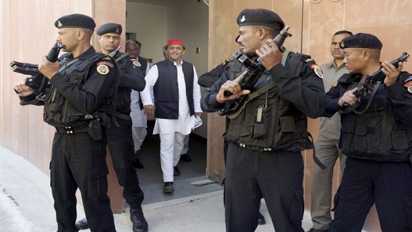 सुरक्षा में तैनात ब्लैक कैट कमांडो हटाए जाएंगे