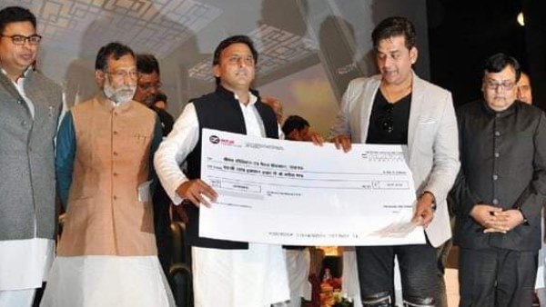 sp leader release photo of ravi kishan with akhilesh yadav over award honorarium sp leader release photo of ravi kishan with akhilesh yadav over award honorarium
