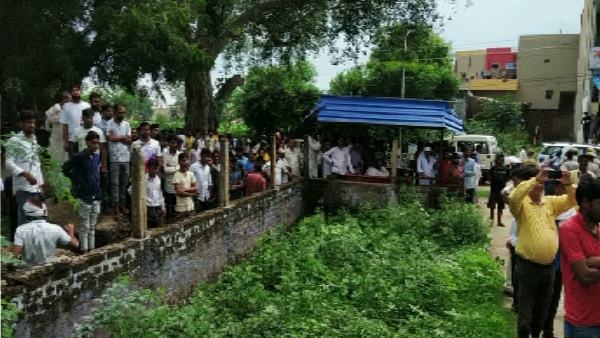 खून से लथपथ शव देख फैली दहशत