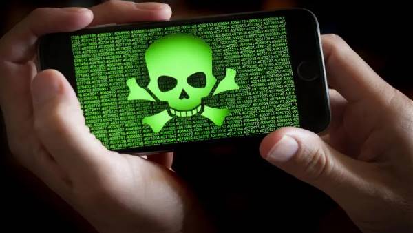 फोन में इंस्टॉल किए गए एप्लिकेशन के साथ करता है छेड़छाड़