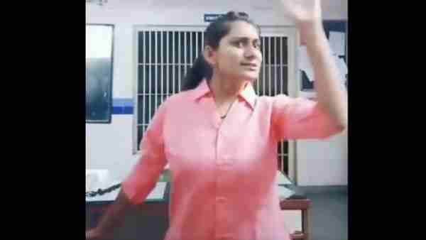लॉकअप के सामने किया डांस लॉकअप के सामने किया डांस
