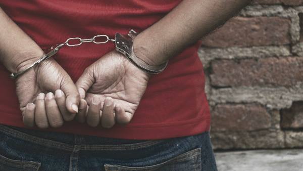 दर्जी के यहां बनवाई नकली वर्दी