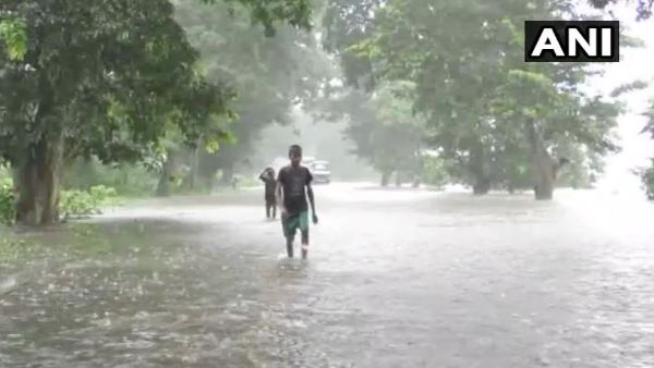 बाढ़ पीड़ितों की मदद को जुटे जन प्रतिनिधि