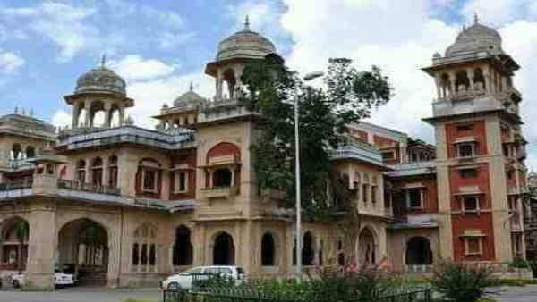 छात्रों का हित छोड़कर सबकुछ होता है